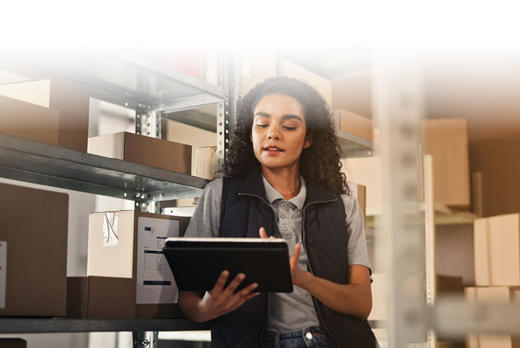 Warehouse Management for Small Business med medarbetare som använder surfplatta för att hantera lager i hyllor