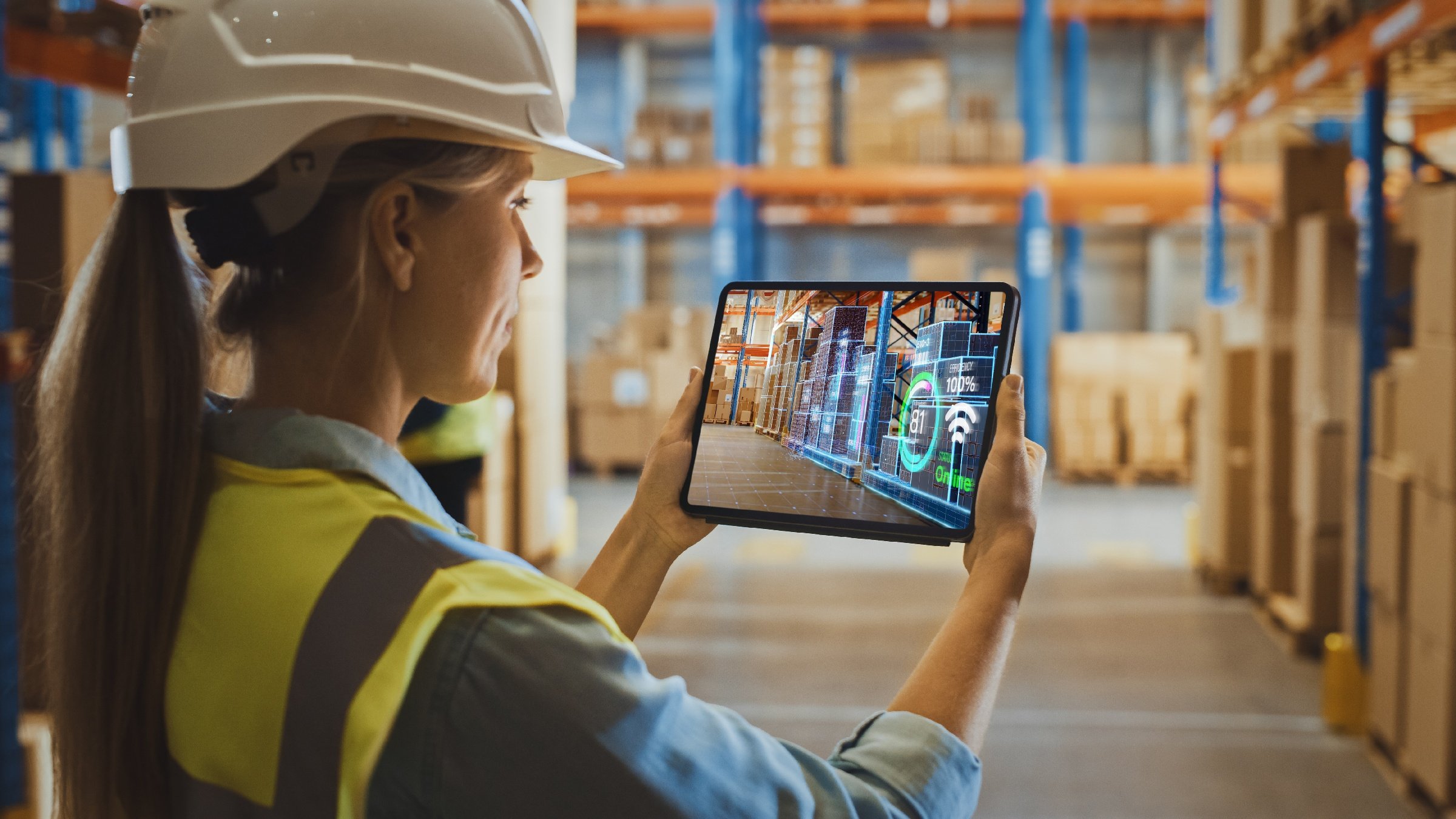 Kvinna använder digital twin supply chain warehouse reality-applikation på en surfplatta
