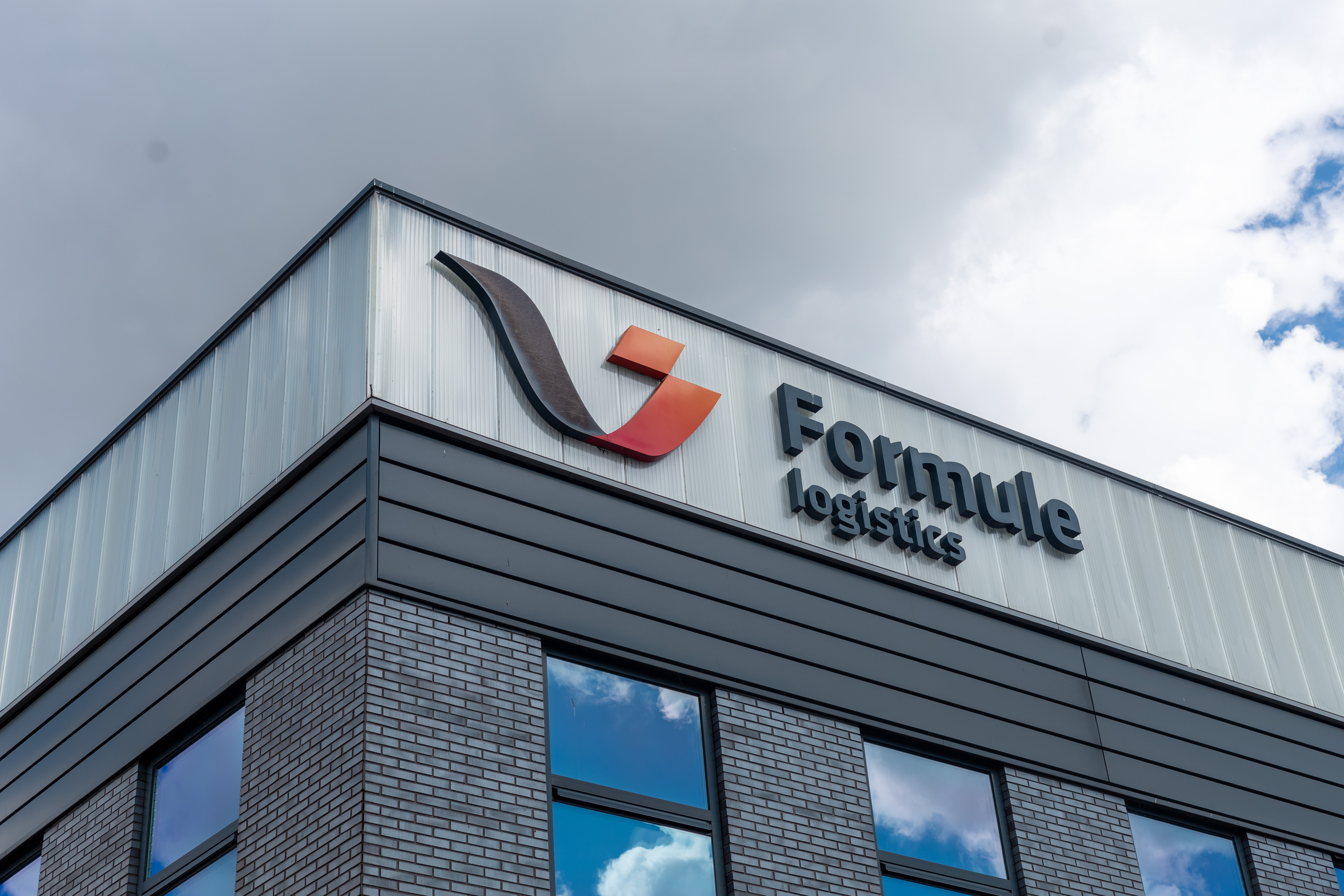 Exteriör av Formule Logistics lager i Nederländerna, där Astro Go WMS används för effektiv lagerhantering.